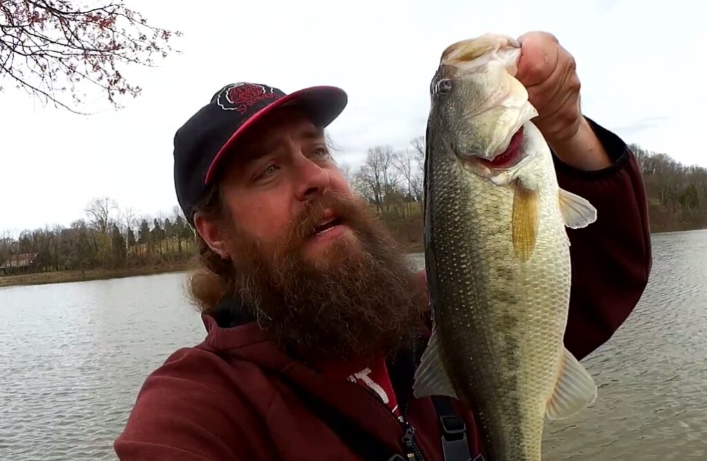 Early Spring BASS FISHING From the Bank Texas Rig Plastic Worm LOVE - Realistic Fishing